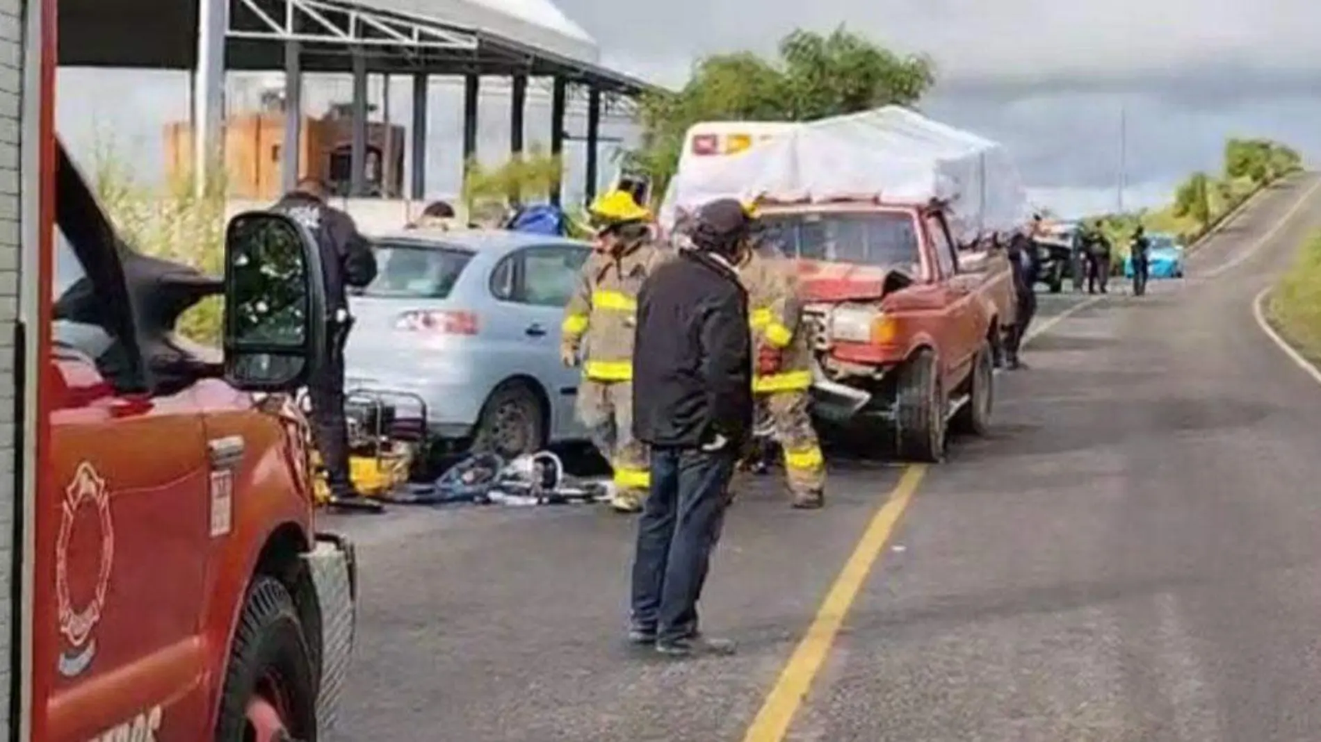 Una mujer de aproximadamente 25 años perdió la vida tras impactar su vehículo